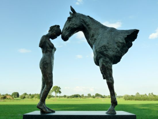 Togetherness is een bronzen beeld van een eigenaar die een bijzonder aandenken aan haar paard liet maken. | bronzen beelden en tuinbeelden van Jeanette Jansen |